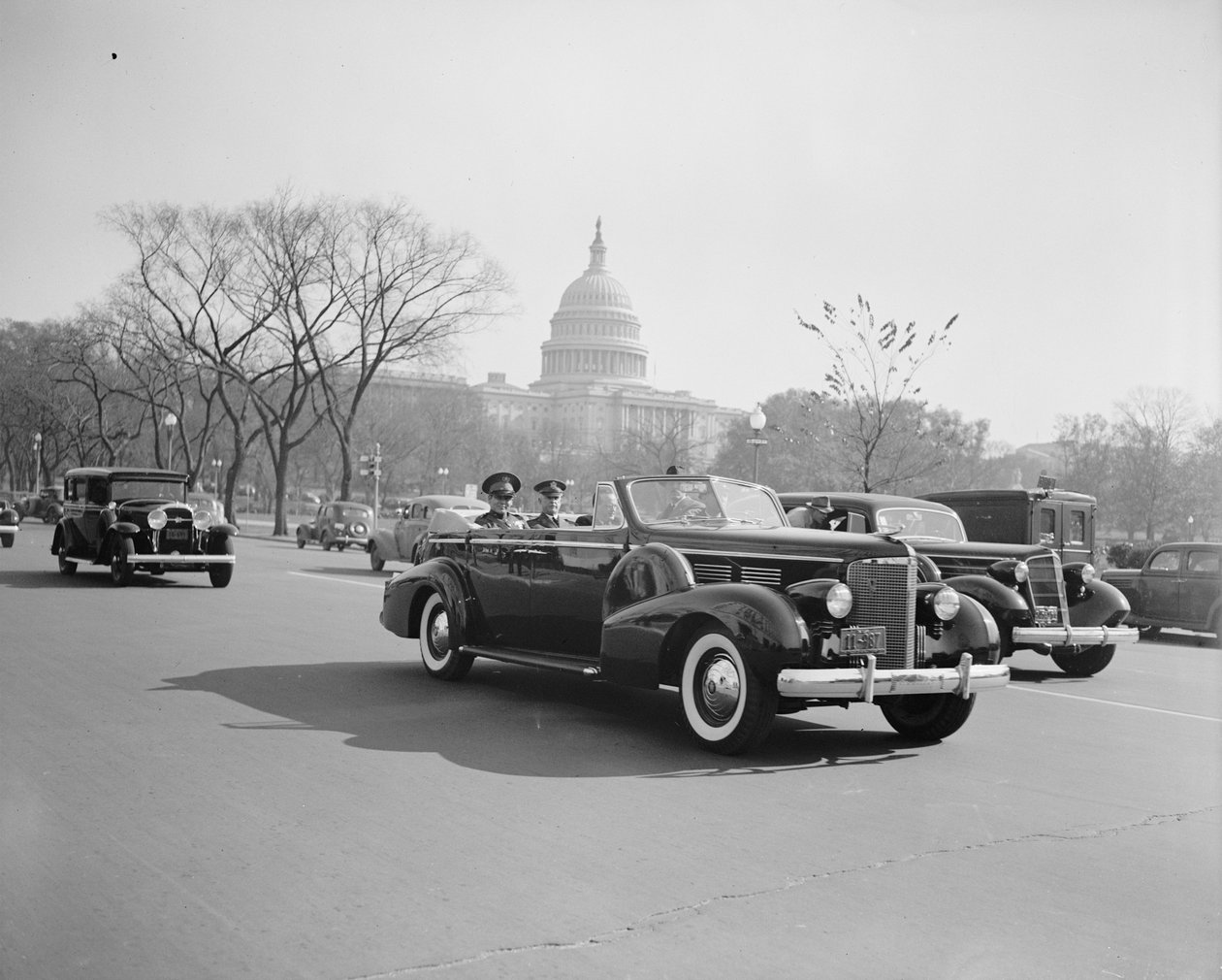 Küba diktatörü Fulgencia Batista, ABD Genelkurmay Başkanı Malin Craig ile Washington DC'de by Harris & Ewing