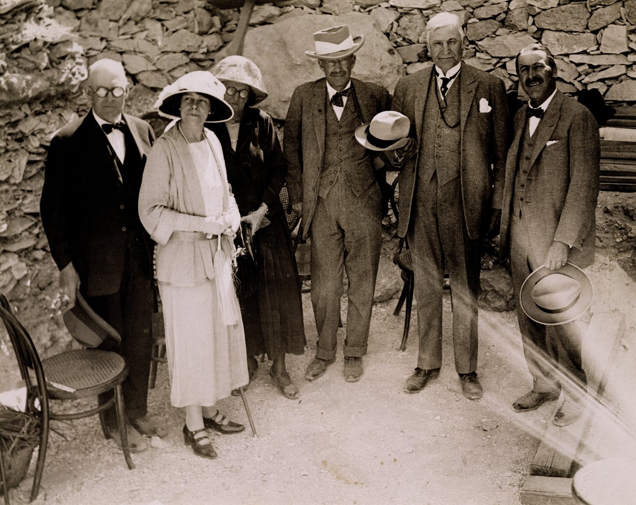 Howard Carter (1873-1939) ve bir grup Avrupalı, Krallar Vadisi Tutankhamun Mezarı kazılarının yanında duruyor (jelatin gümüş baskı) by Harry Burton