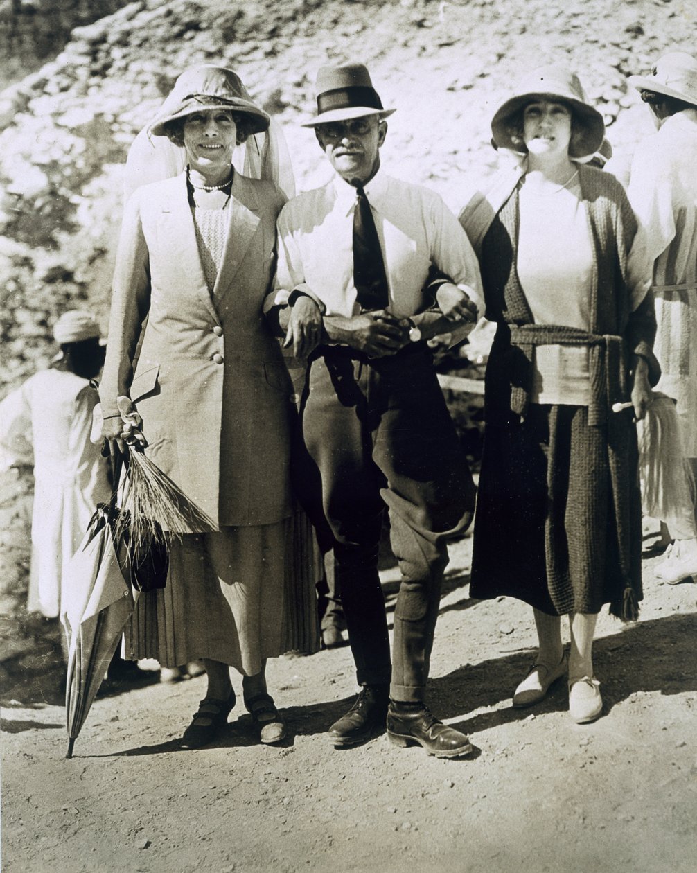 Soldan Sağa: Leydi Somerleyton, Albay Watson Paşa ve Hon. Krallar Vadisi Tutankhamun