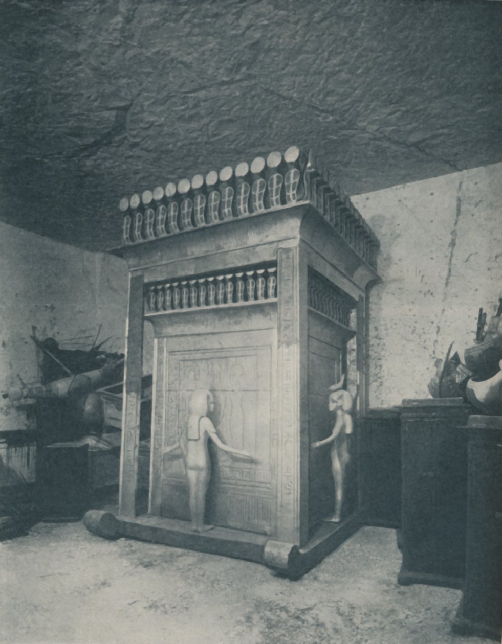Altınla Parıldayan Zengin Oymalı Kanopi Mabedi, c1935 by Harry Burton