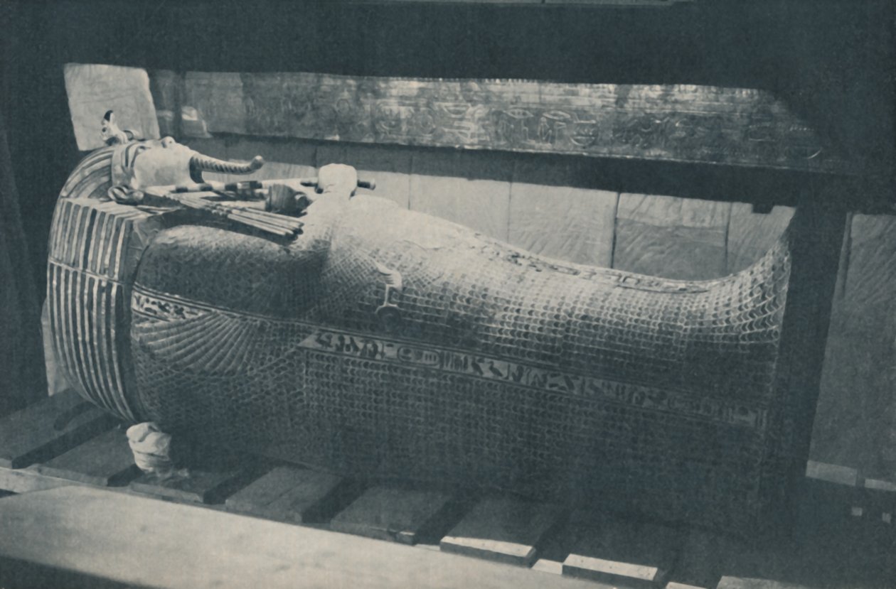 Zavallı İnsan Kilini Korumak için Üçlü Altın Tabut Yuvası, c1935 by Harry Burton