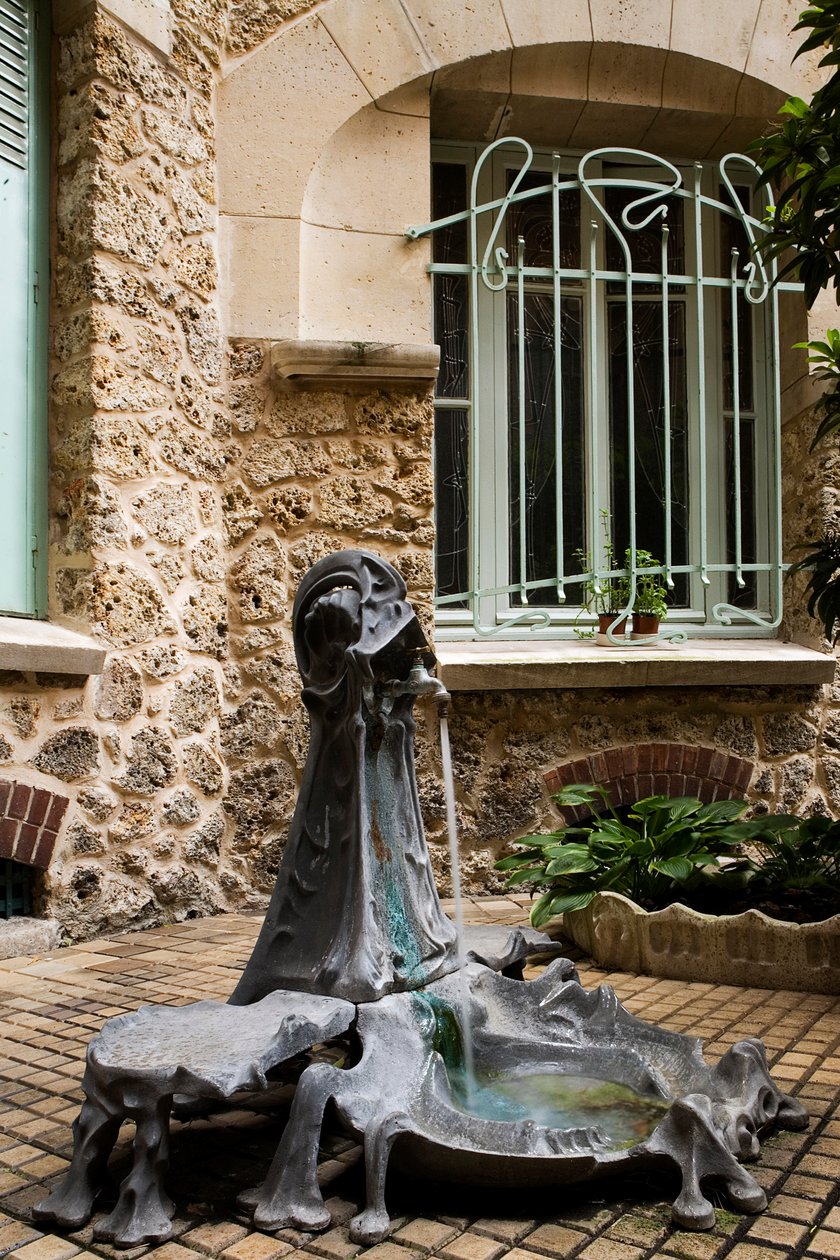 Çeşme, Castel Beranger avlusu, 1897-98 by Hector Guimard