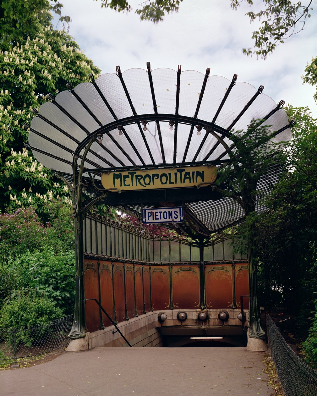 Hector Guimard (1867-1942) tarafından tasarlanan Metro Porte Dauphine