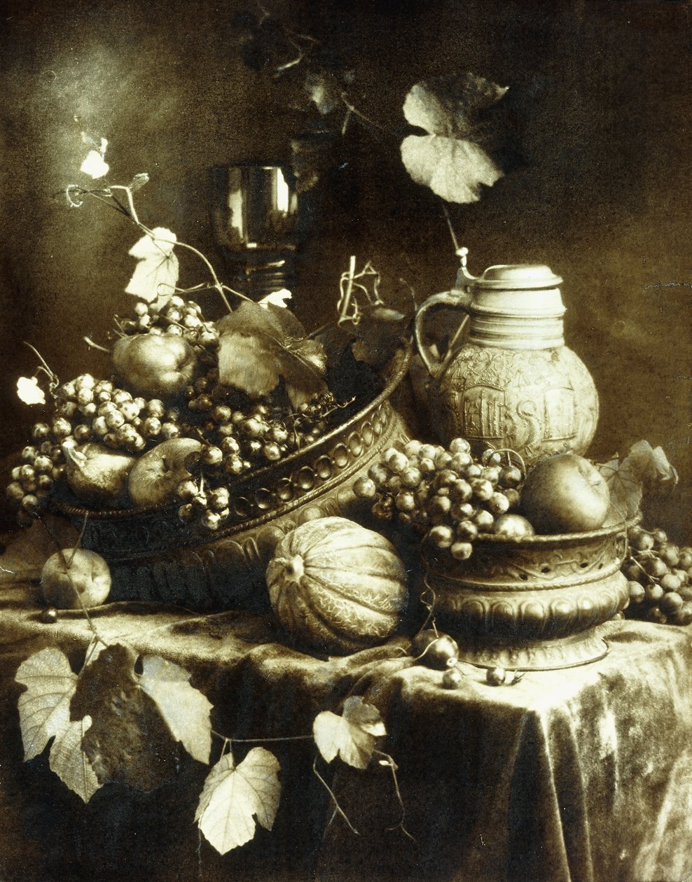 Meyve ve Çömlek Natürmort, c.1900 (kahverengi pigment sakızı bikromat baskı, elle uygulanmış sulu boya idi) by Heinrich Kuhn