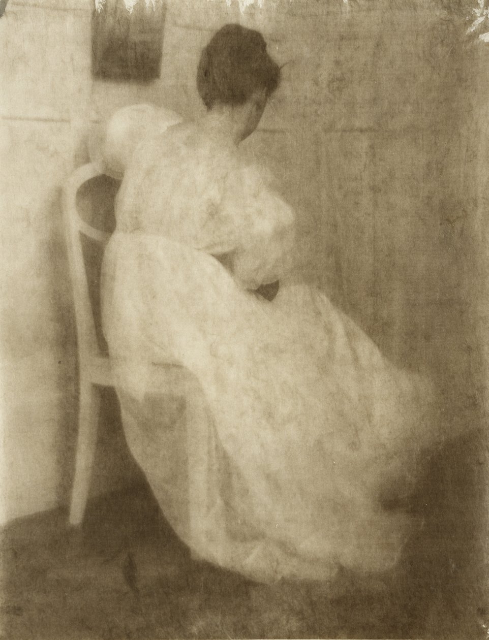 Beyaz Sandalyede Mary Warner, c.1910 (platin baskı üzerine sakız bikromat) by Heinrich Kuhn