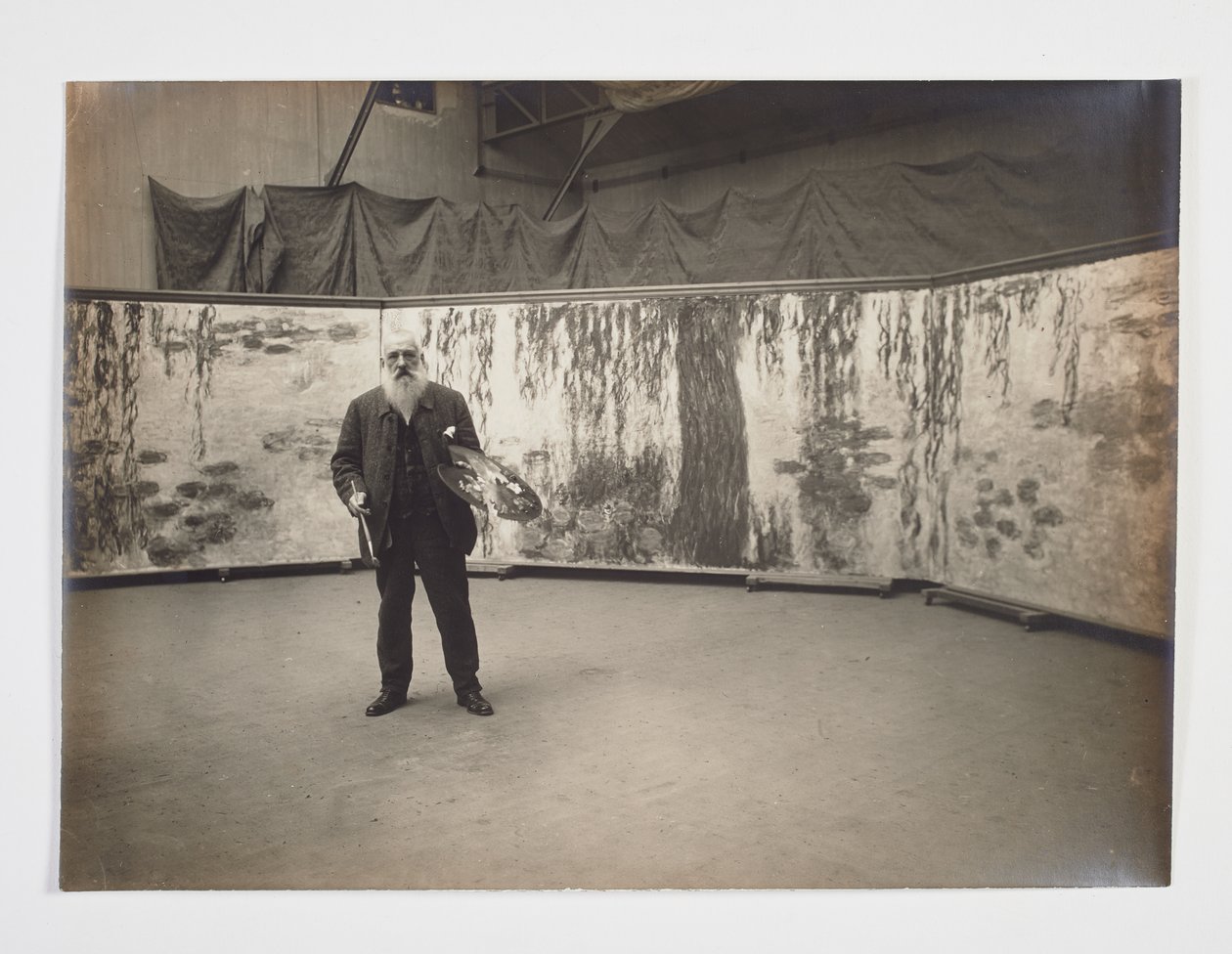 Claude Monet, 'Les nymphéas' adlı eserinin önünde paletiyle by Henri (attr. to) Manuel