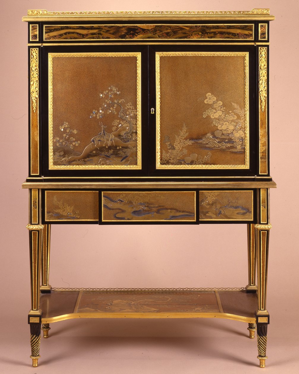 Louis XVI tarzında ormolu monteli bir sekreter by Henri Dasson