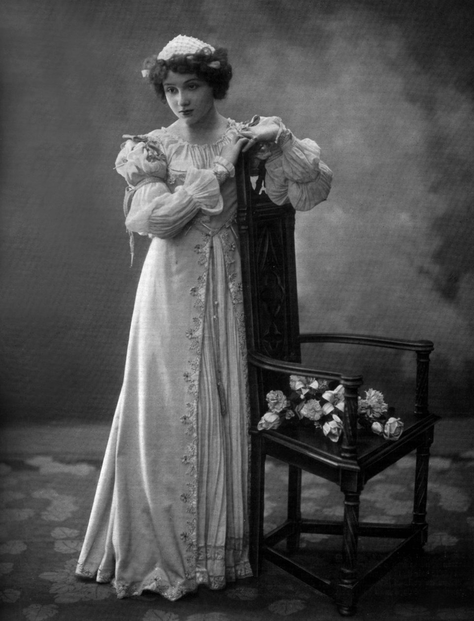 Fransız komedyen Lilian Greuze, "Les bouffons" oyunundaki Solange de Mautpre rolünde, fotoğraf Henri Manuel tarafından Fransız "Le Theatre" gazetesinden, mart 1907 by Henri Manuel