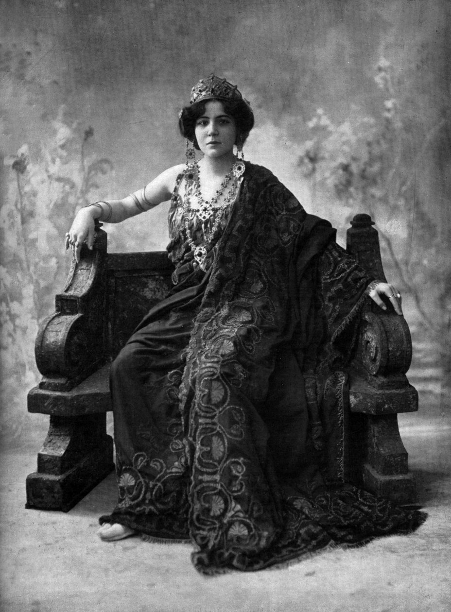 Fransız soprano Suzanne Brohly, "Iphigenie en Aulide" operasında Clytemnestre rolünde, Paris, fotoğraf Henri Manuel tarafından Fransız "Le Theatre" gazetesinden Nisan 1908 by Henri Manuel