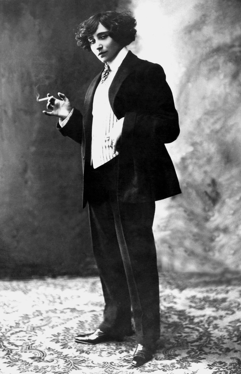 Erkek takımı giyen ve sigara içen Fransız yazar Colette (1873-1954), Henri Manuel tarafından fotoğraflandı, yak. 1909 by Henri Manuel