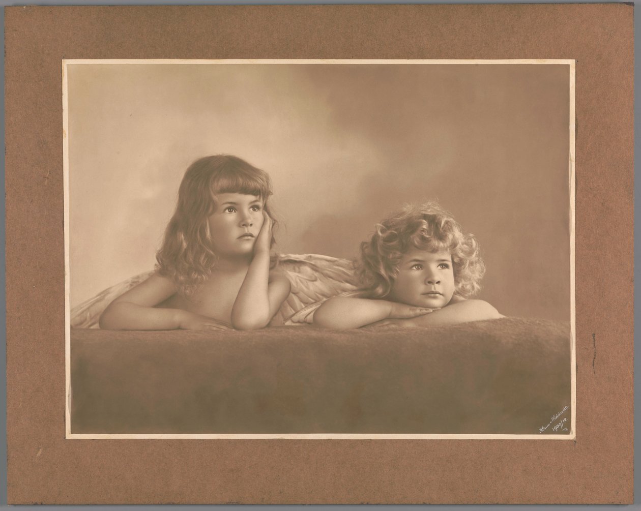 Agnes Renée ve Irène Heloïse Pauw van Wieldrecht'in, fotoğrafçının kızları, Raphael'in Sistine Madonna'sındaki (Dresden, Galerie Alte Meister) putti'den ödünç alınan bir pozda portresi by Henry Pauw van Wieldrecht