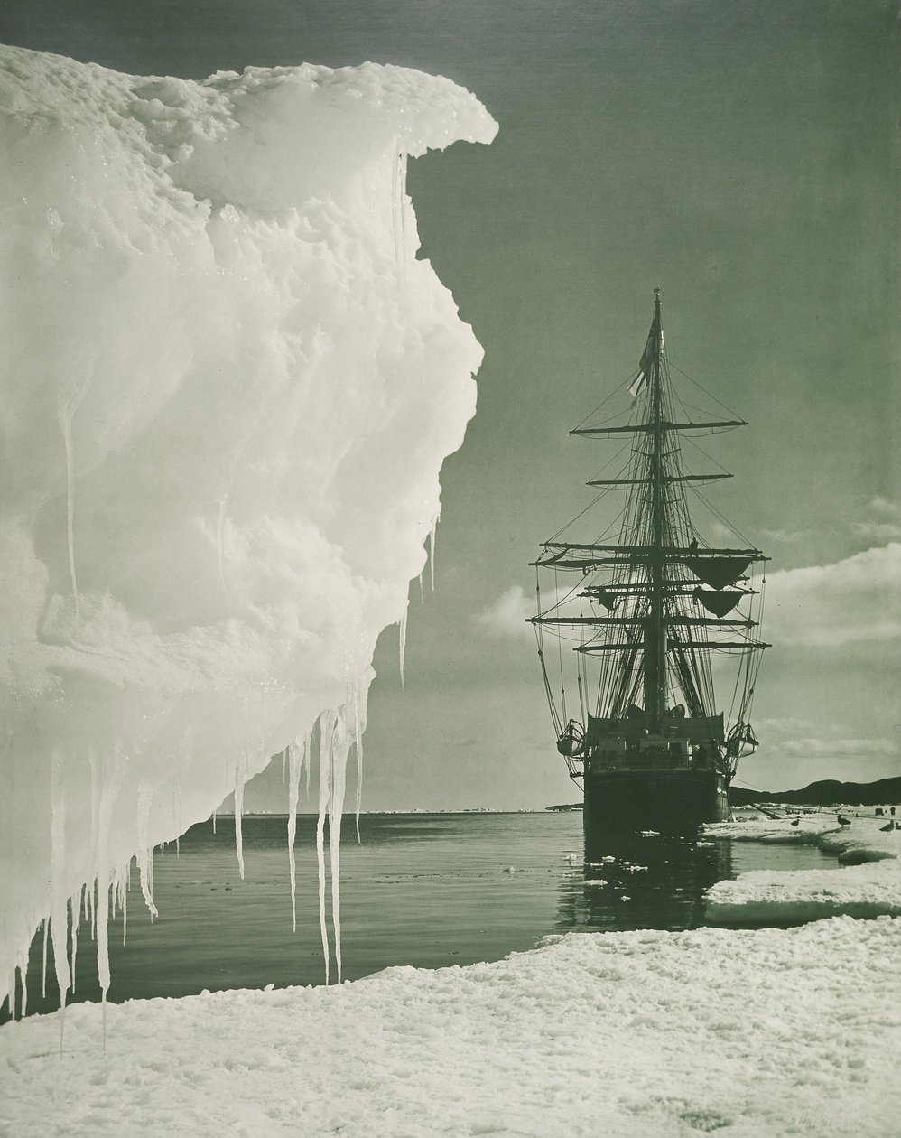 Buz eteğindeki Terra Nova, Cape Evans by Herbert Ponting