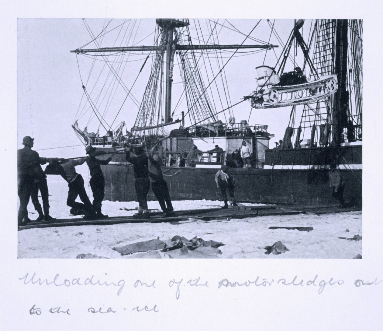'Scott's Last Expedition'dan motorlu kızaklardan birinin deniz buzu üzerine boşaltılması by Herbert Ponting