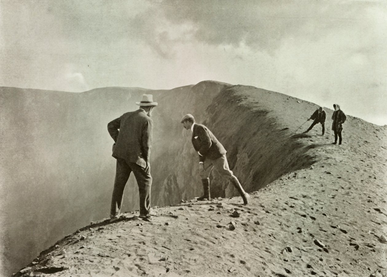 Kraterlerin Eşiğinde, Asama-Yama, 1910. by Herbert Ponting