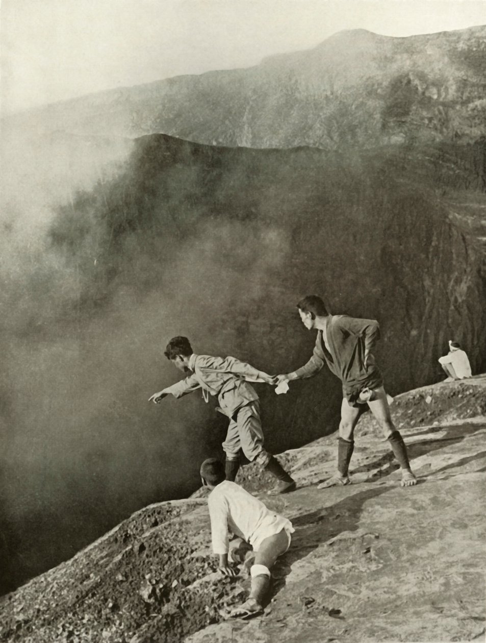 Kraterlerin Eşiğinde, Aso-San, 1910. by Herbert Ponting