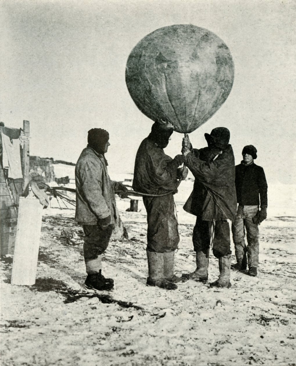 Dr. Simpson Balon Gönderiyor, 1911, 1913 by Herbert Ponting