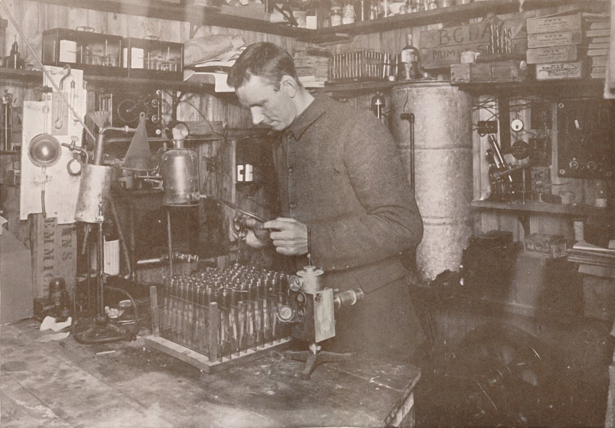 Dr. Simpson Laboratuvarında, 21 Aralık 1911, 1913 by Herbert Ponting