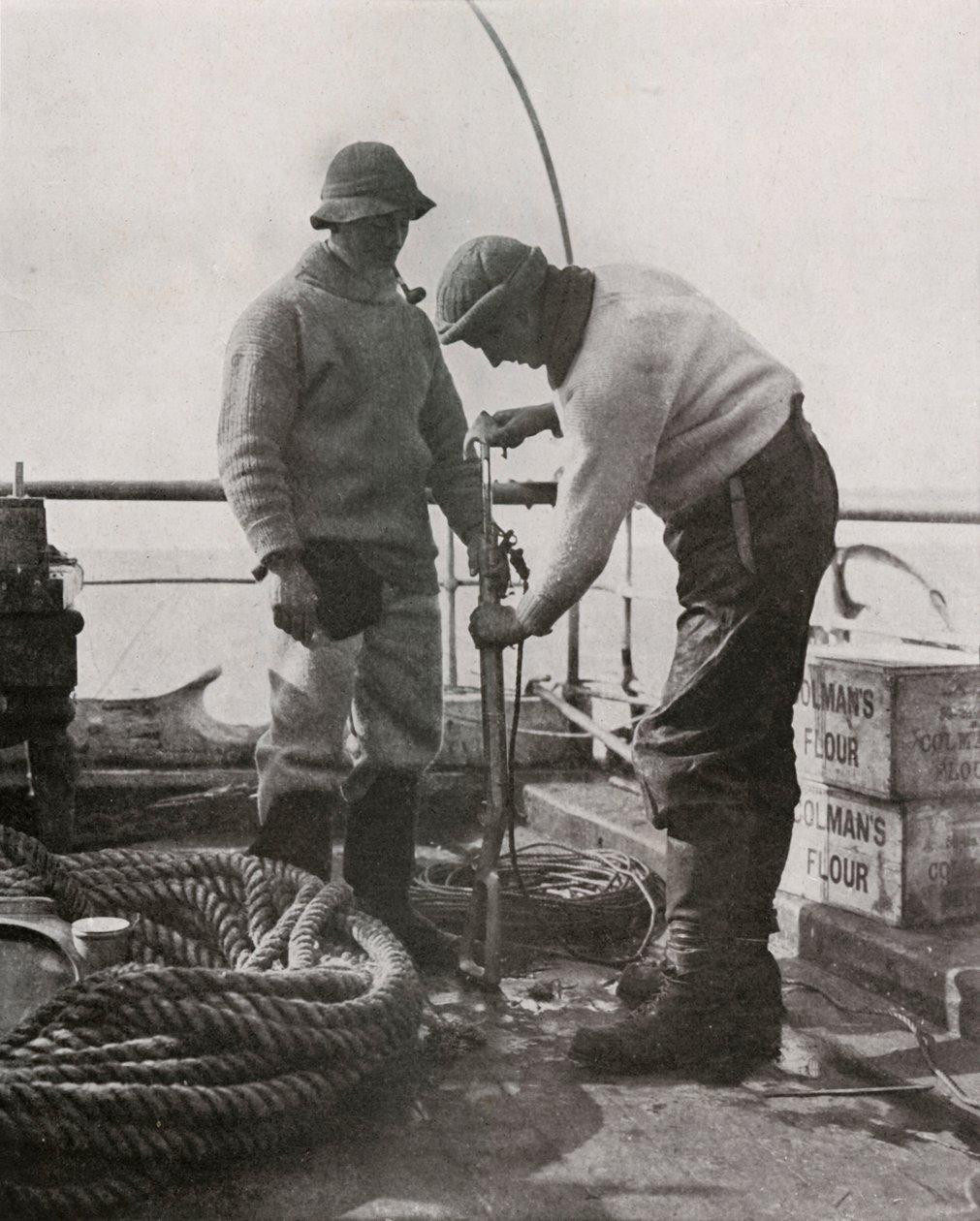 Dr. Wilson ve Dr. Atkinson Zıpkın Tabancasını Yüklüyor, c19101913, 1913 by Herbert Ponting