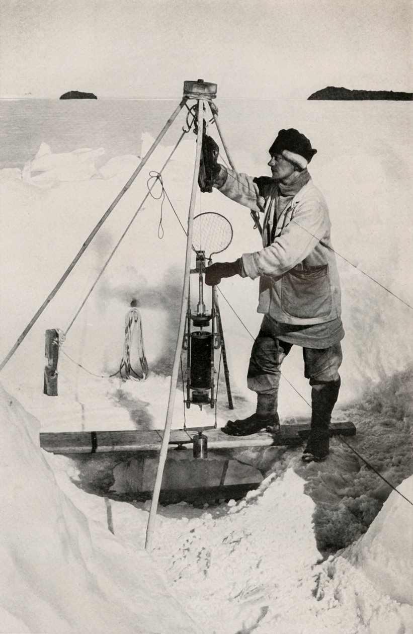 Nansen-Petersen Yalıtımlı Su Şişesi ile E.W. Nelson, c1911, 1913 by Herbert Ponting