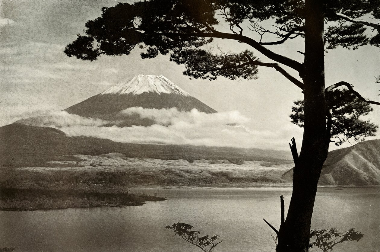 Motosu Gölü'nden Fuji, 1910. by Herbert Ponting