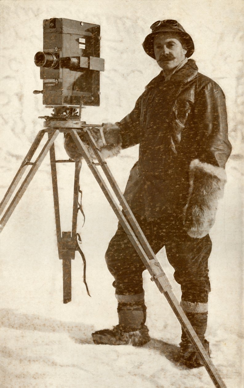 H. G. Ponting ve Sinematograf Kameralarından Biri, Ocak 1912, 1913. by Herbert Ponting