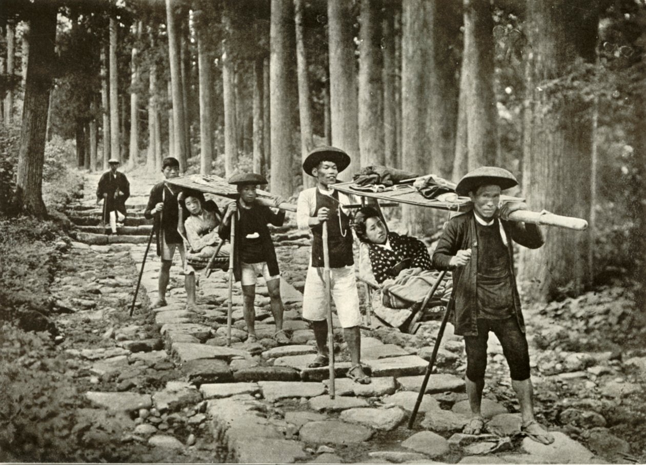 Mabetlere Giden Japon Hanımlar, Nikko, 1910. by Herbert Ponting
