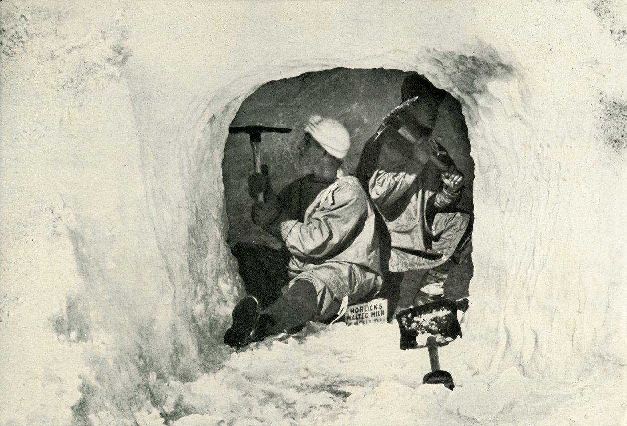 Teğmen. Evans ve Nelson Soğuk Hava Deposu İçin Bir Mağarayı Keserken, 12 Ocak 1911, 1913 by Herbert Ponting