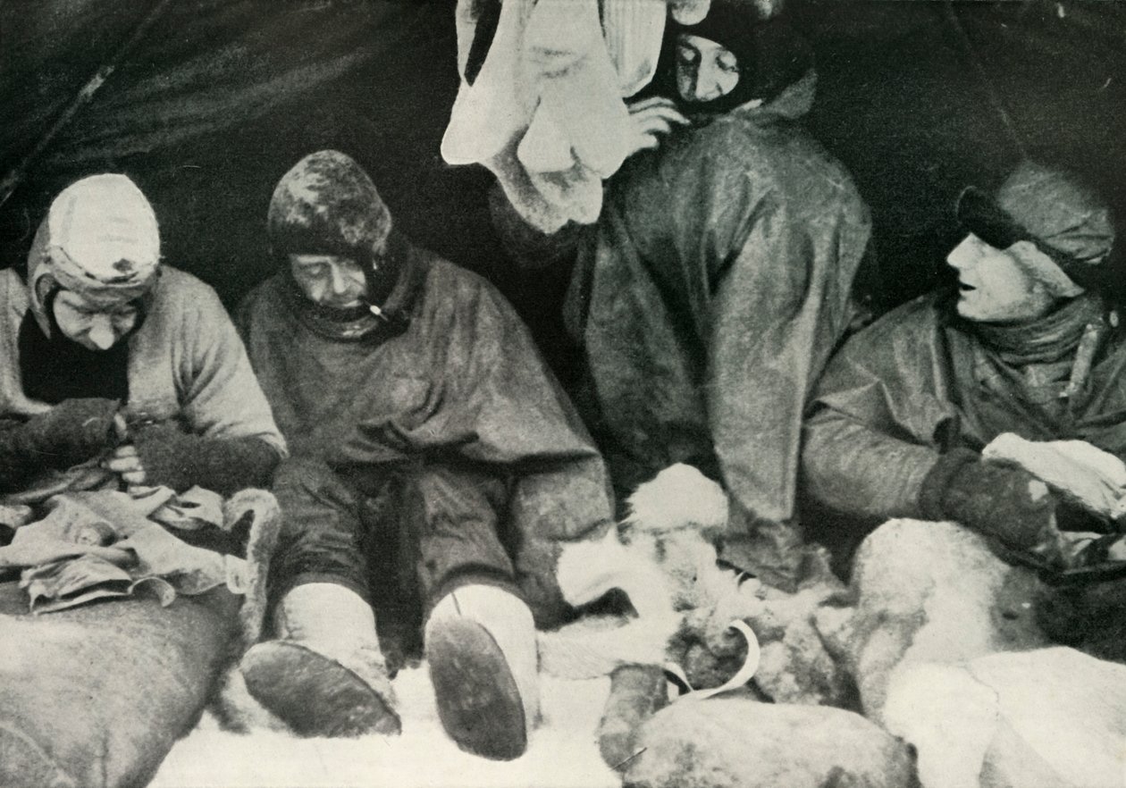 Kutup Partisi Üyeleri Uyku Tulumlarına Giriyor, c1911, 1913. by Herbert Ponting