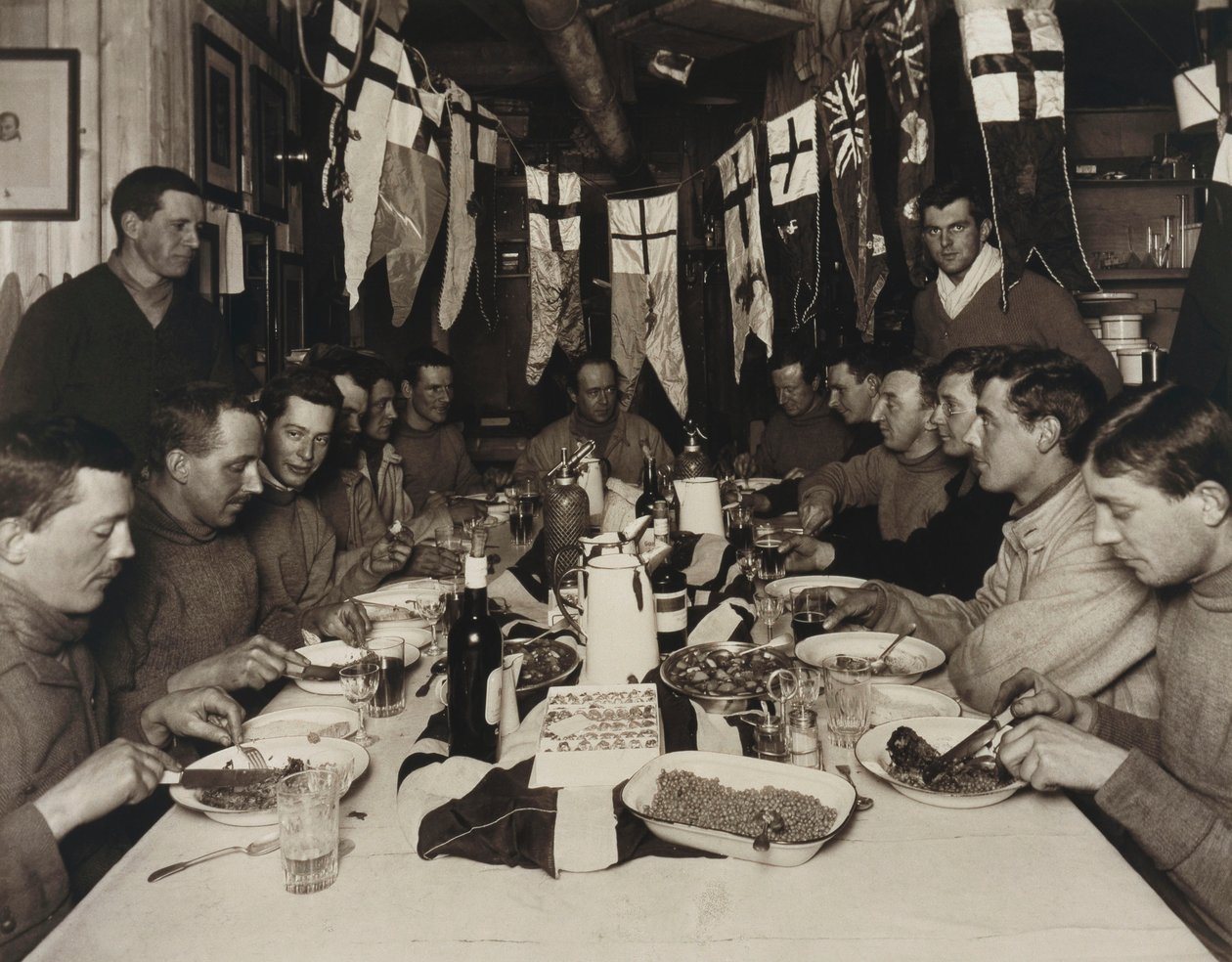 Kış Ortası Günü Yemeği, 22 Haziran by Herbert Ponting