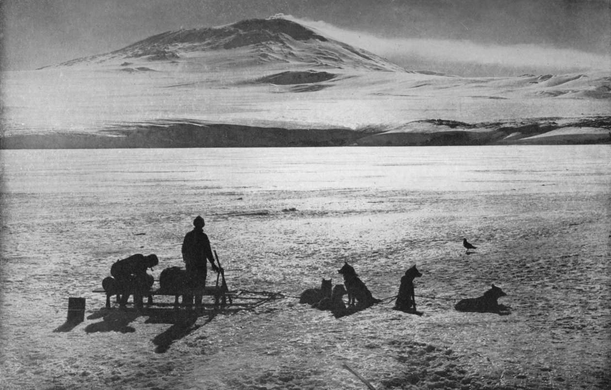 Etkinlik Belirtileri Gösteren Erebus Dağı, c1910, 1928 by Herbert Ponting