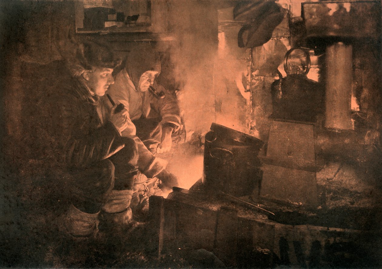 Ahırlardaki Blubber-Stove'da Oates ve Meares, 1911, 1913 by Herbert Ponting