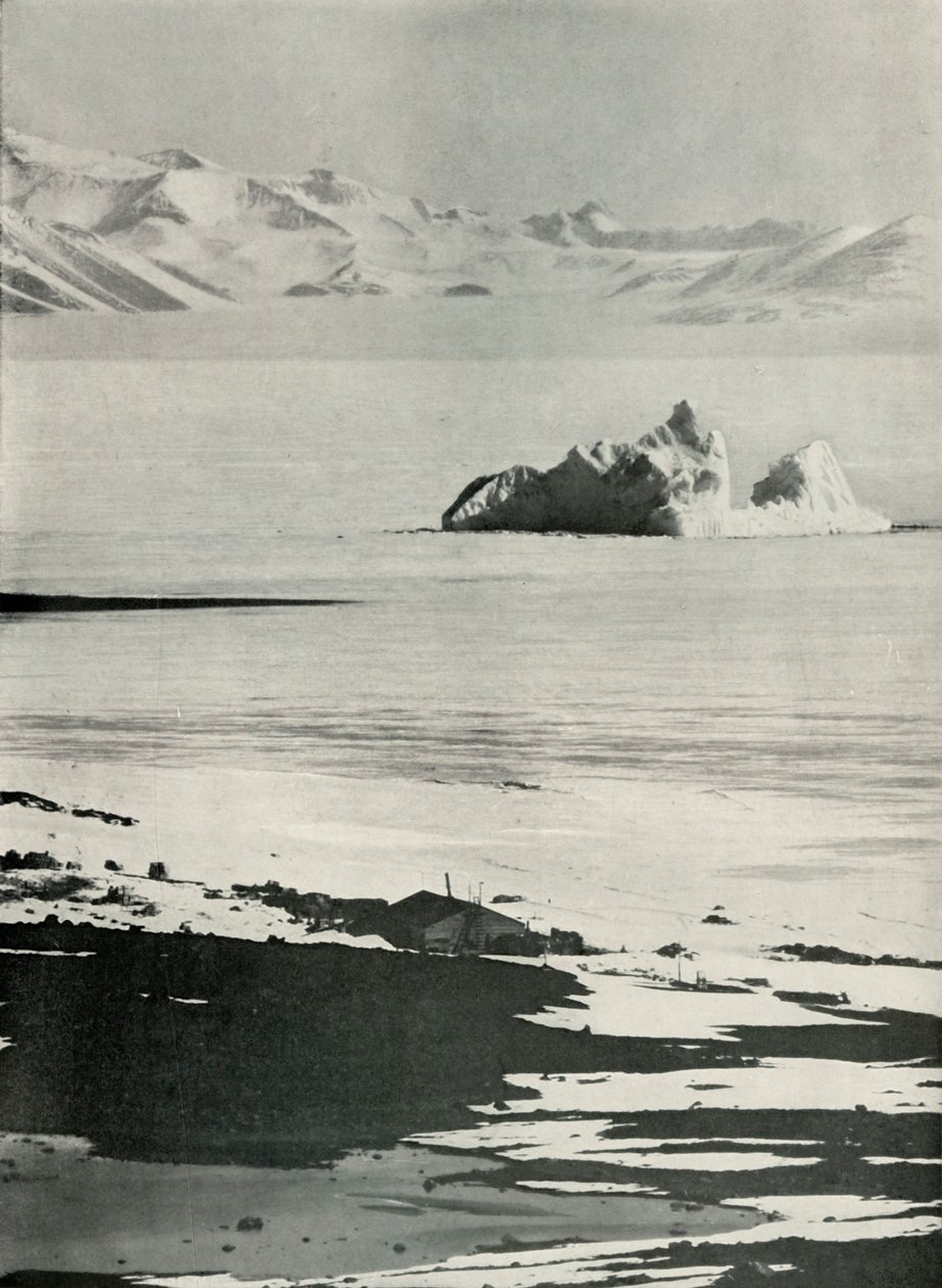 Rampanın Tepesinden Kulübe ve Batı Dağları, c19101913, 1913. by Herbert Ponting