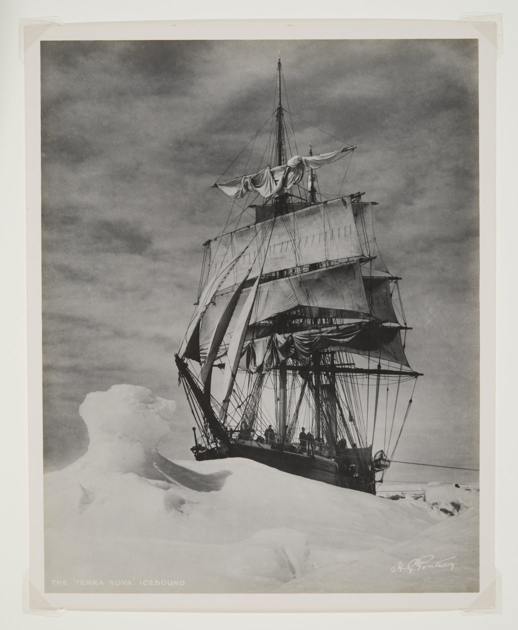 Terra Nova Icebound (bromür baskı) by Herbert Ponting