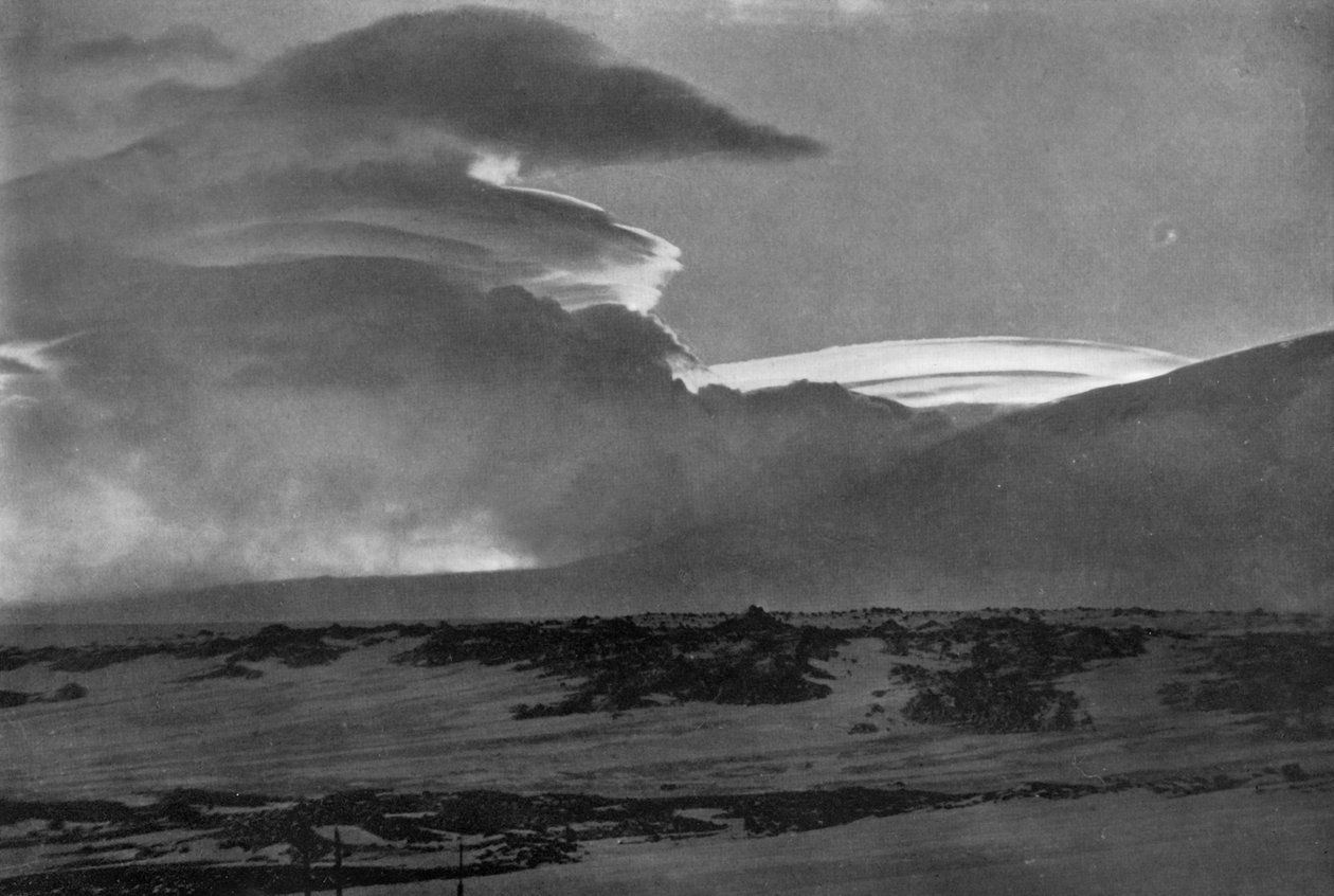 Erebus Dağı Üzerinde Balina Sırtlı Bulutlar, c19101913, 1913. by Herbert Ponting