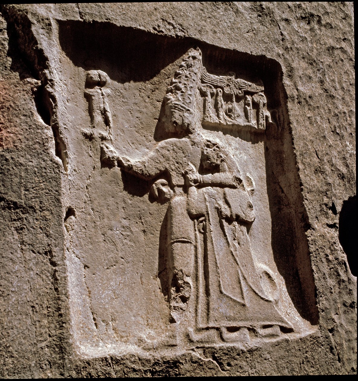Kral Tudhaliya bir ilahi tarafından korur (Alçak kabartma. MÖ 1250-1220 civarında) by Hittite