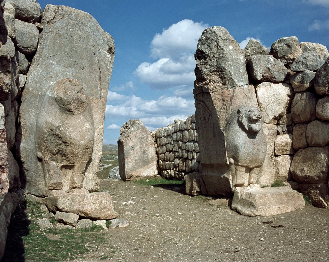 Hattuşa surlarında bulunan Aslanlı Kapı by Hittite