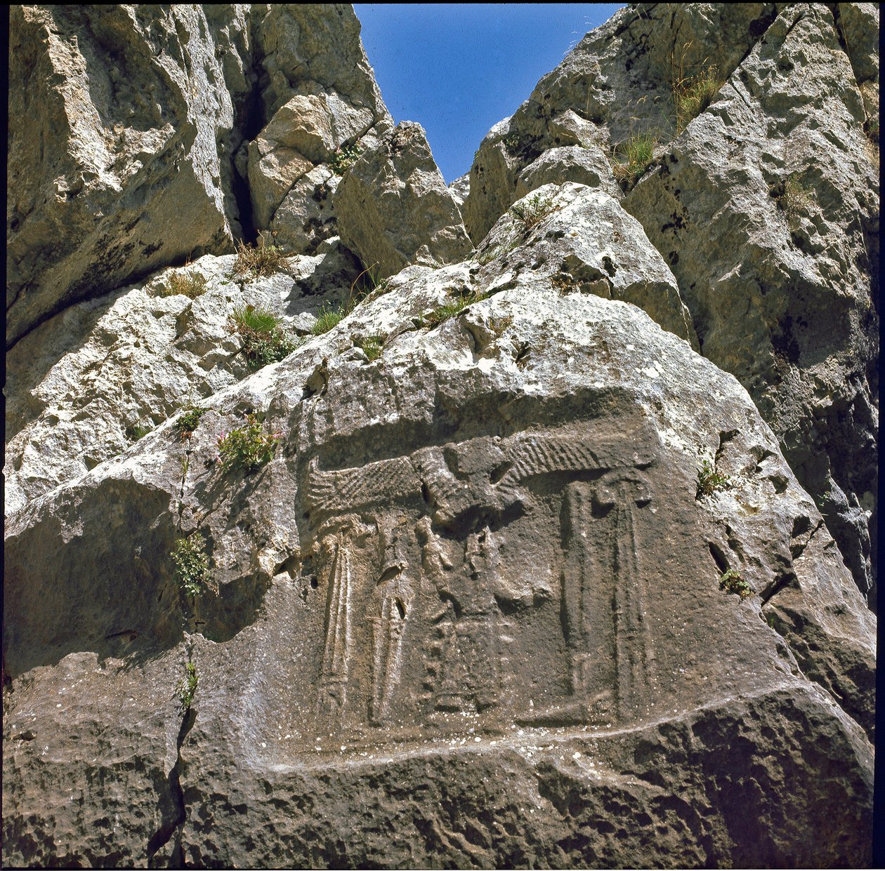 Bir aile yaratığı altında bir karakter ile alçak kabartma. 1250-1220 M.Ö. by Hittite