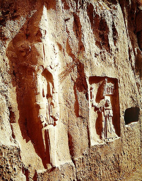 Bir Tanrı tarafından kucaklanan Kılıç Tanrısı ve IV. Tudhaliya by Hittite