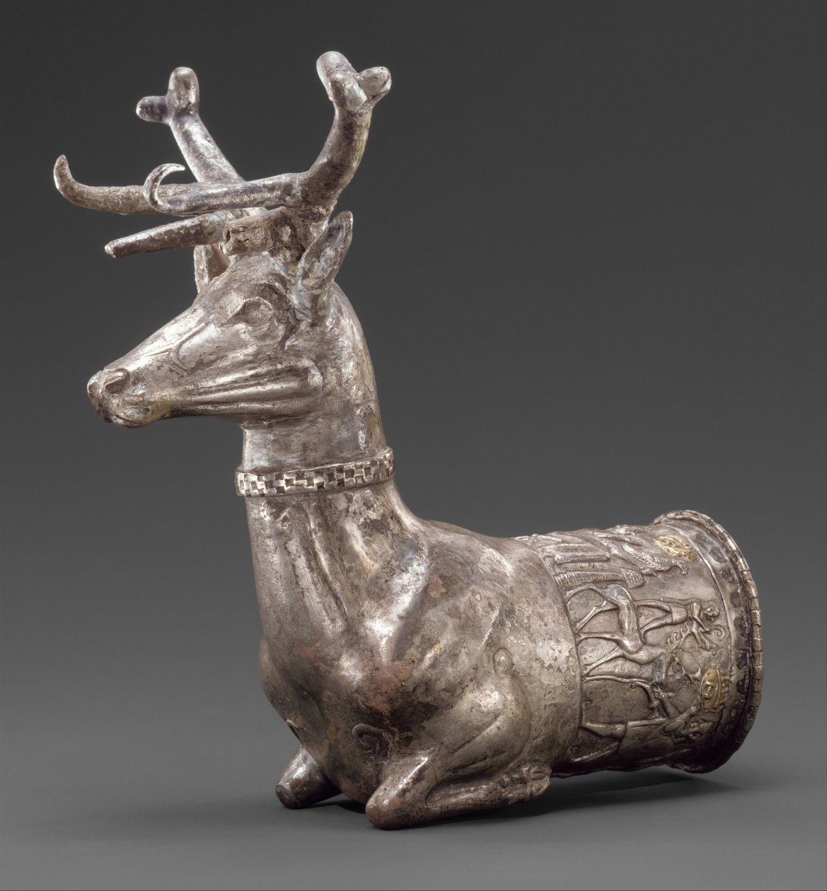 Bir geyiğin ön kısmında sona eren gemi, MÖ 1300 dolayları (gümüş, altın kakma) by Hittite