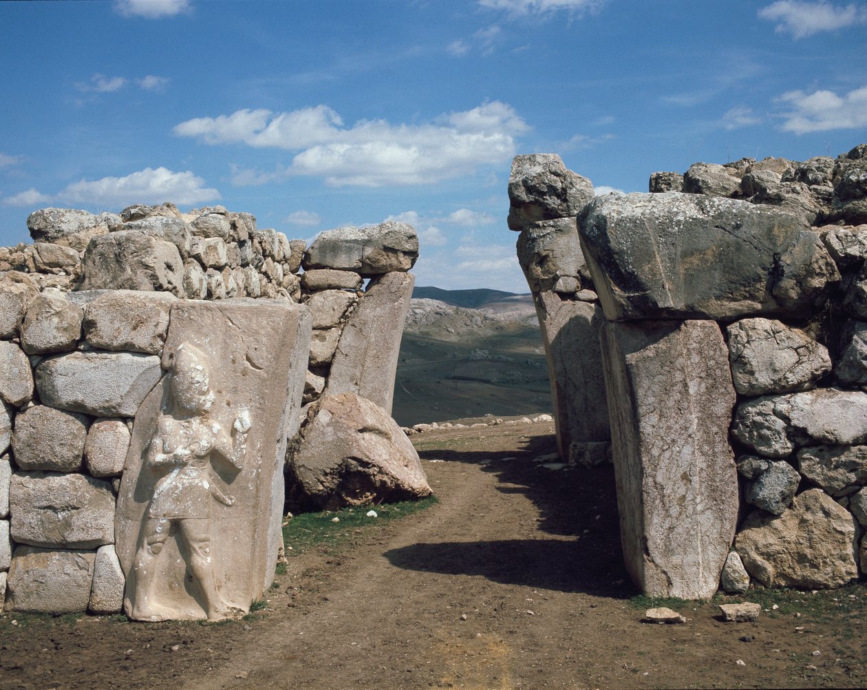 Savaş tanrısını temsil eden solda alt kabartmalı Kral Kapısı by Hittite Hittite