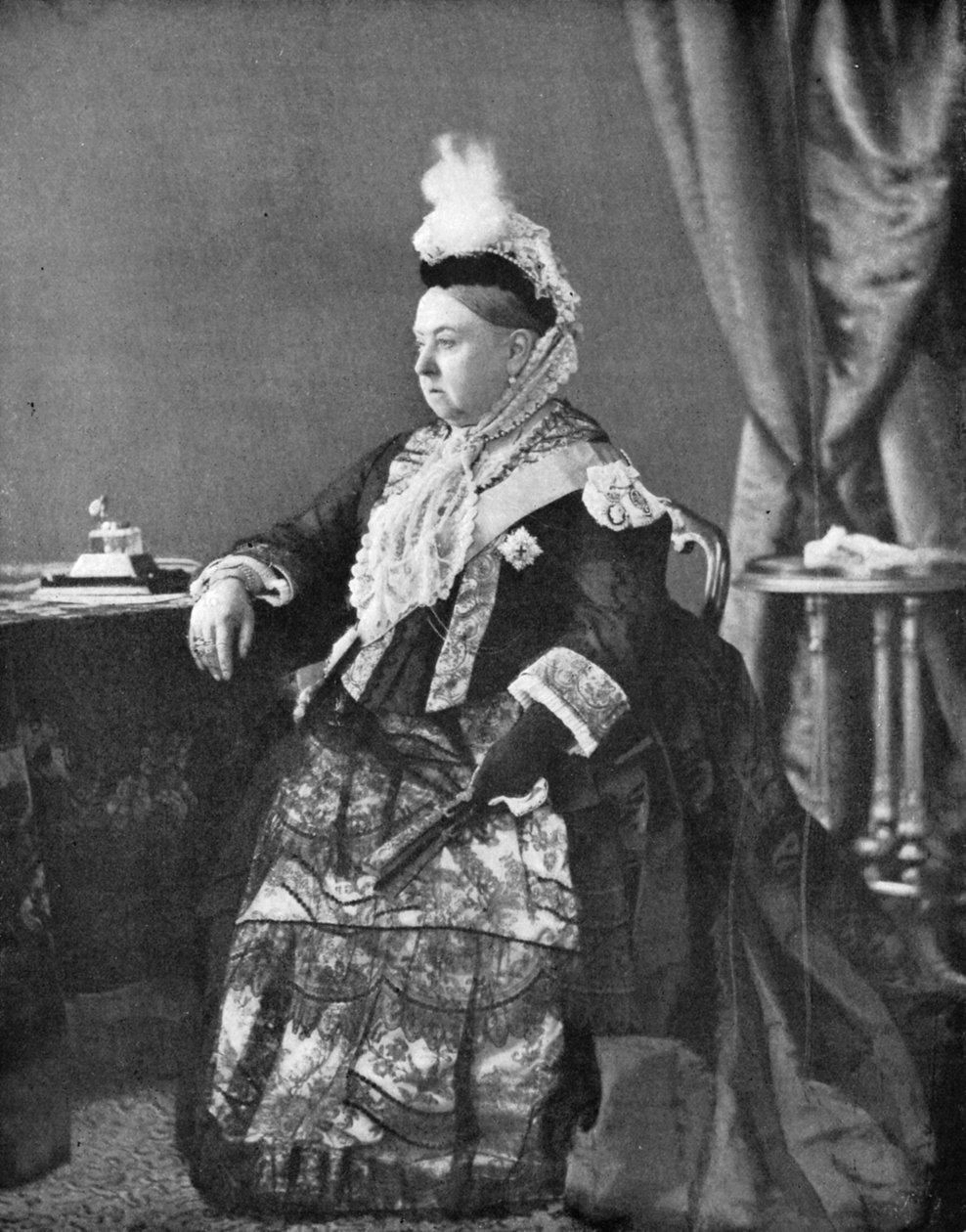 Kraliçe Victoria, Altın Jübile töreninde giydiği elbiseyle, 1887. by Hughes and Mullins