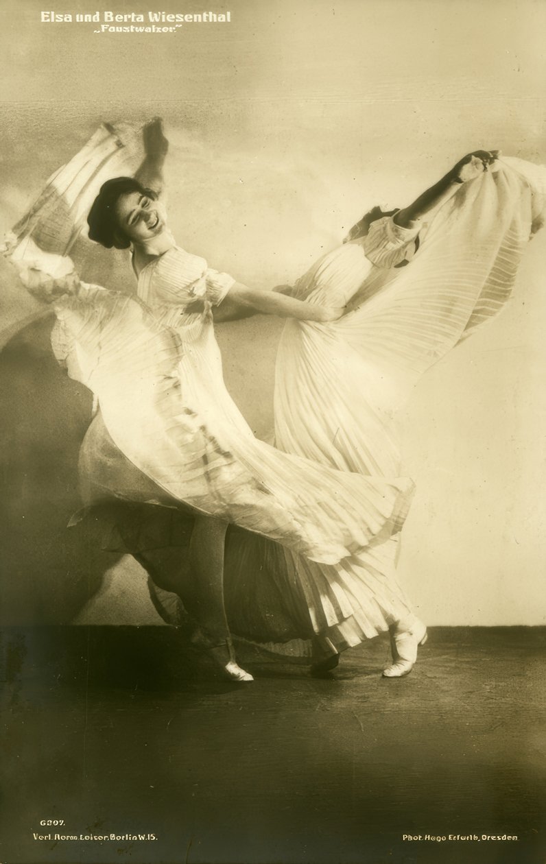 Elsa ve Berta Wiesenthal / fotoğraflı kartpostal by Hugo Erfurth