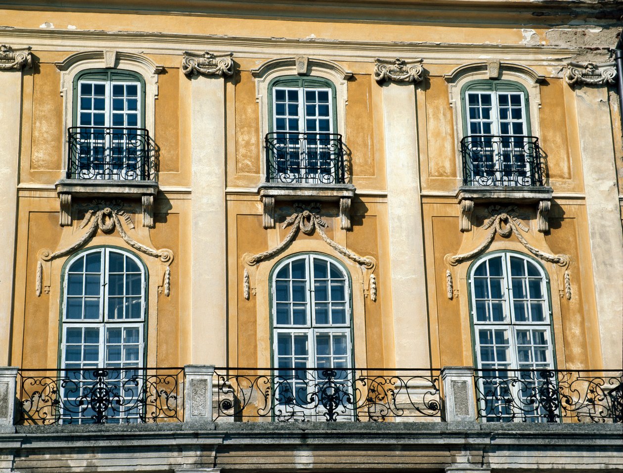 Esterhazy sarayının cephesi by Hungarian School