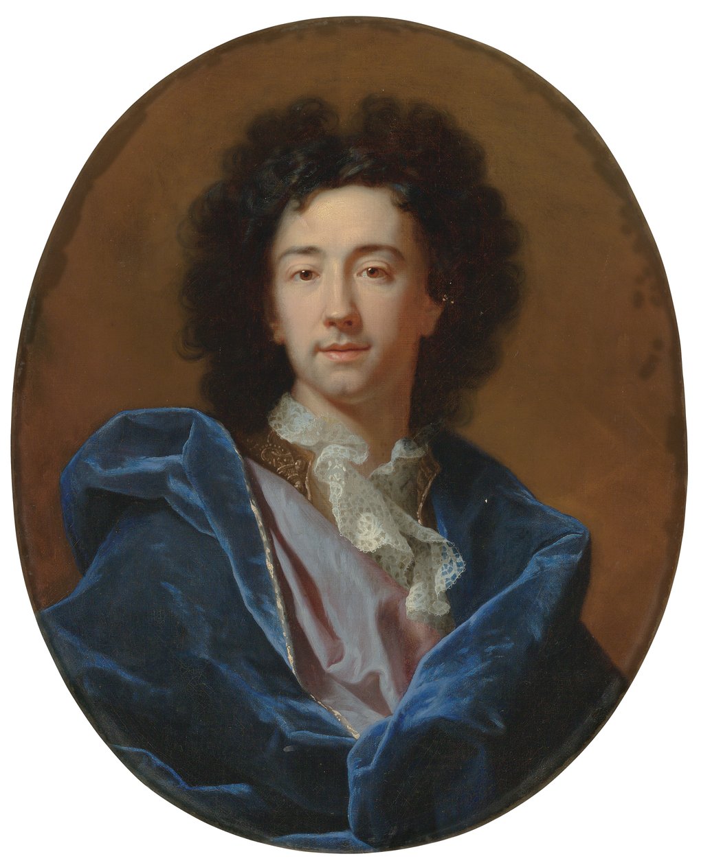 Sanatçının portresi, büstü boyunda, dantel kravatlı ve mavi pelerinli by Hyacinthe Francois Rigaud