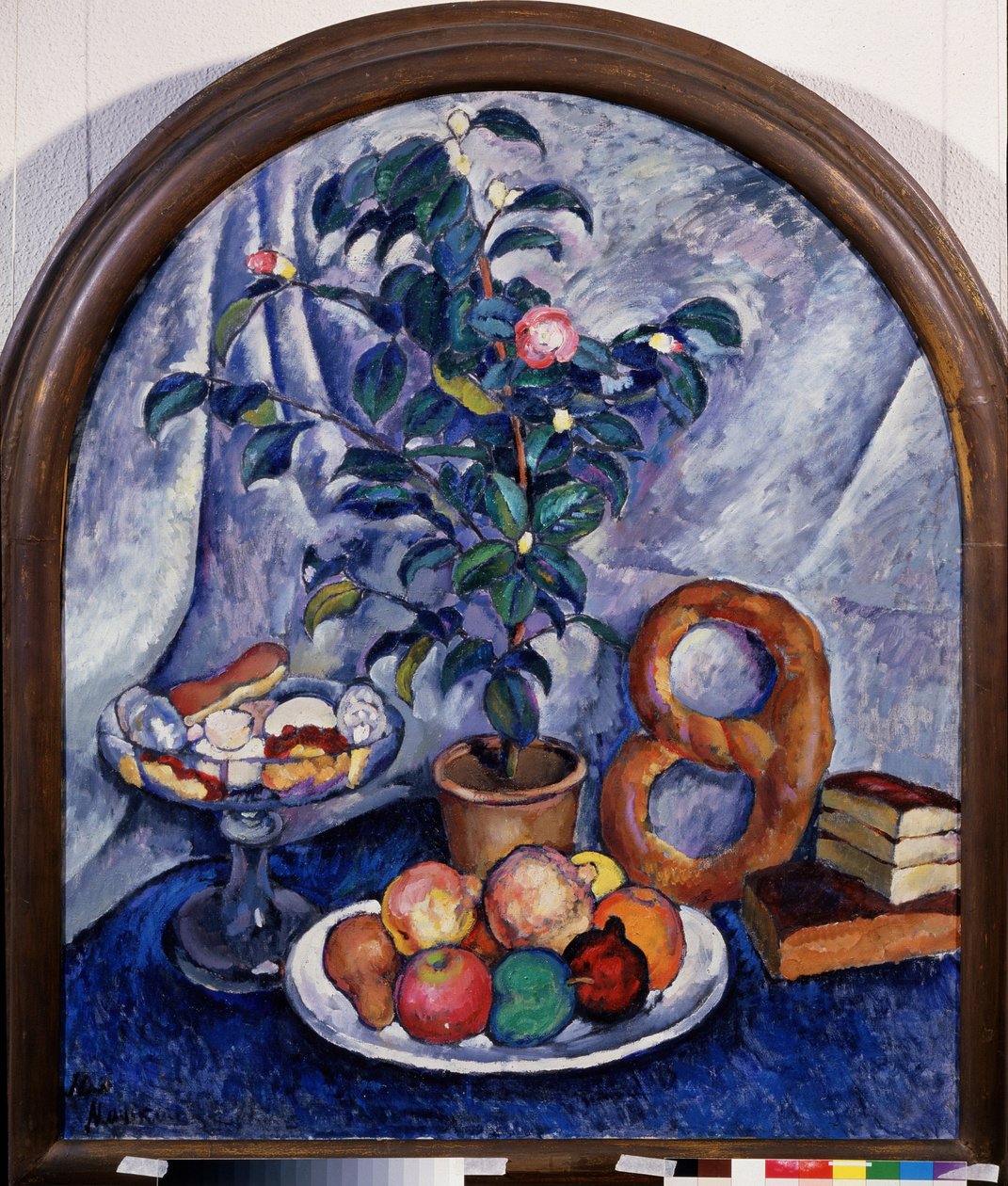Natürmort. Kamelya (Natürmort. Kamelya). Saksı bitkisinin altında meyveler, hamur işleri ve bir yığın kitap. Resim, Ilya Ivanovich Mashkov (Ilia Mashkov, Matchkov) (1881-1944), tuval üzerine yağlı boya by Ilya Ivanovich Mashkov
