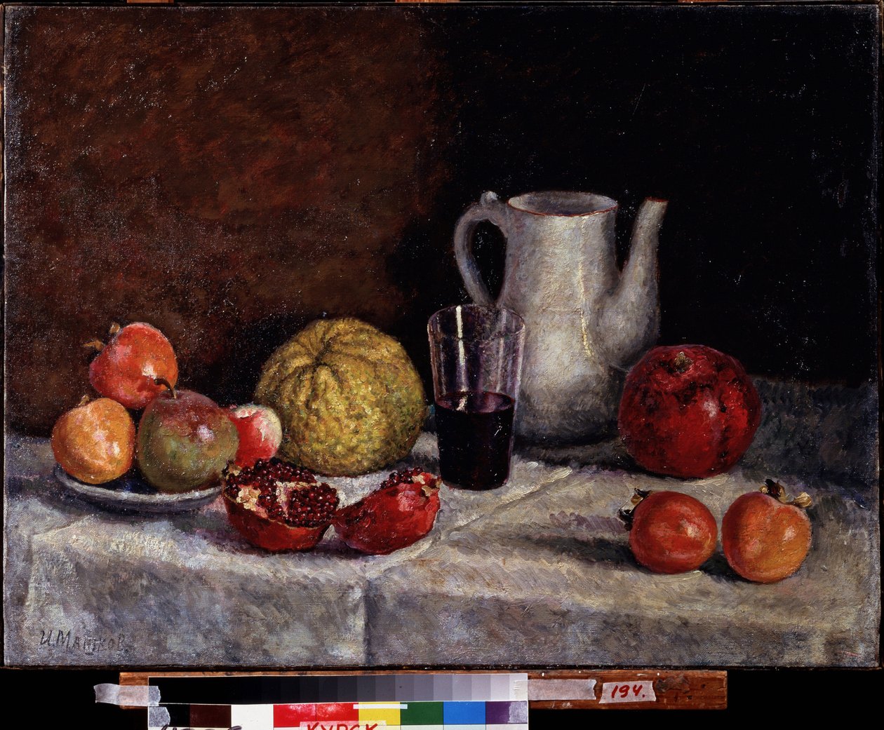 Nar ile natürmort. Resim Ilya Ivanovich Mashkov (Ilia Mashkov, Matchkov) (1881-1944), tuval üzerine yağlıboya, 1930 sonu. 20. yüzyıl Rus sanatı, Sovyet sanatı. Bölgesel A. Deineka Sanat Galerisi, Kursk (Rusya). by Ilya Ivanovich Mashkov