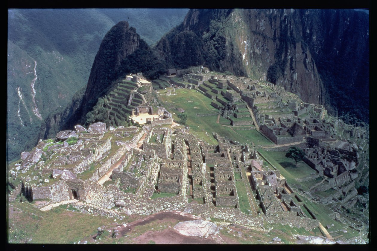 Machu Picchu'daki kalenin genel görünümü by Incan