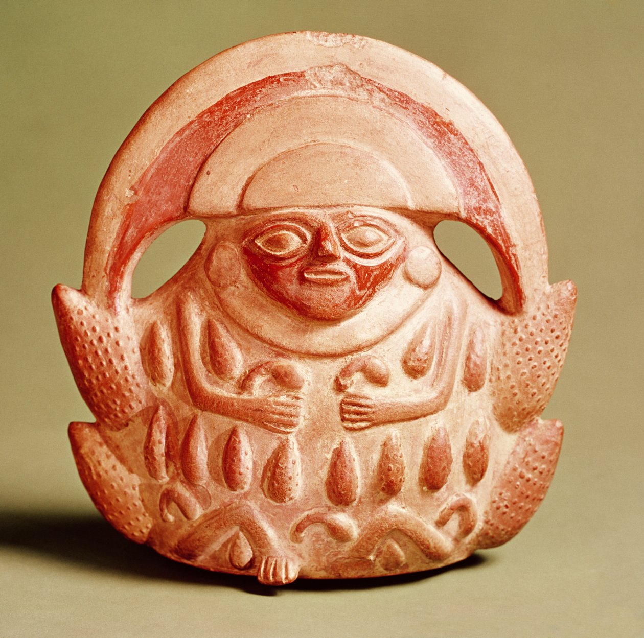 Bir ay başlığı ve mısır ve kabak ile süslenmiş bir kostüm giyen İnka tarım tanrısı, 16. yüzyıl (çömlek) by Incan