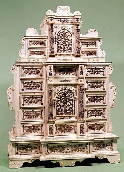 Altın, gümüş ve inci işlemeli çekmeceli dolap, c.1670 (fildişi oymalı) by Indian School