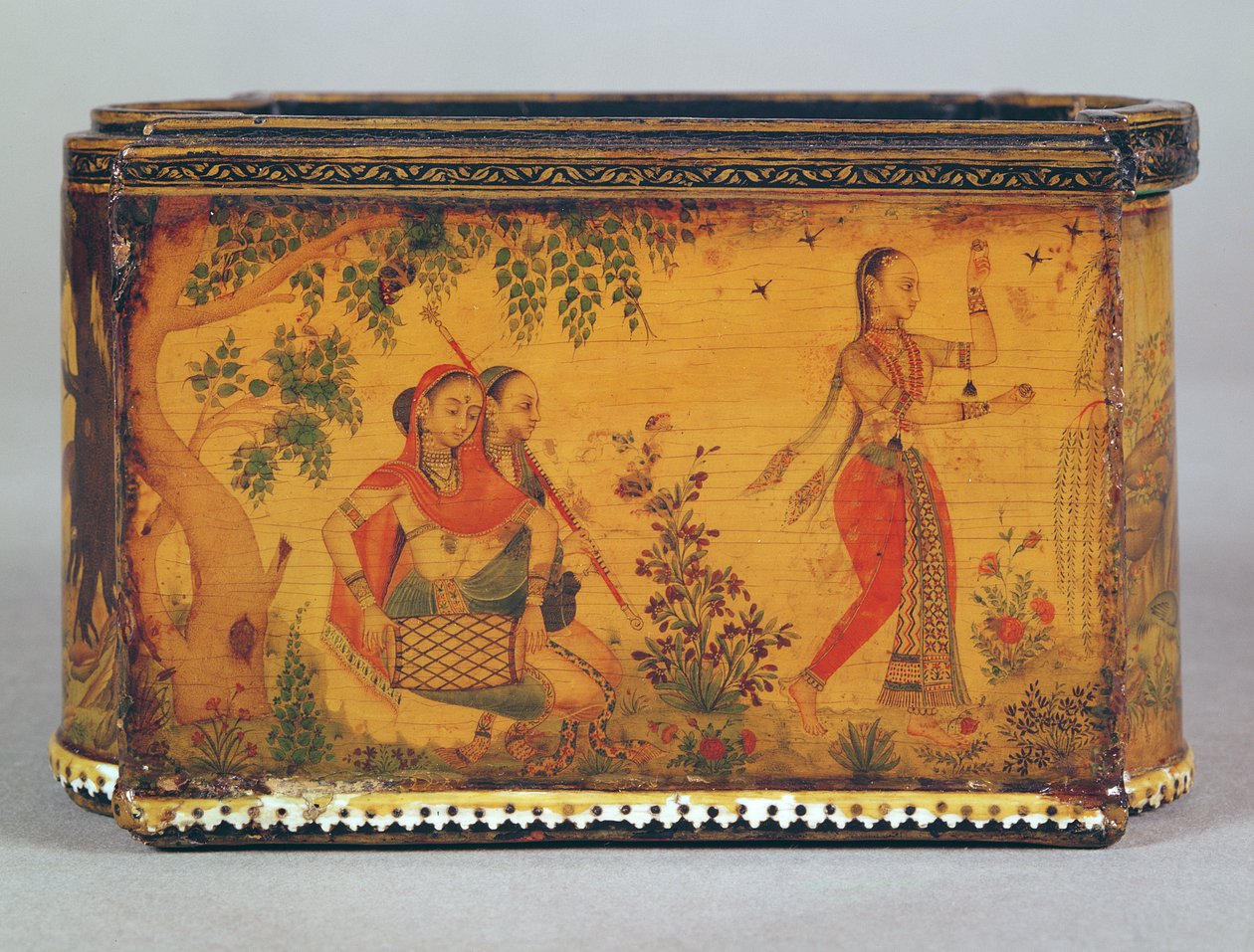 Fildişi püsküllü boyalı ve lake kutu, Deccani, c.1660 (kağıt hamuru) (ayrıca bkz. 99496) by Indian School